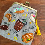 カフェメニュー柄刺繍がま口ポーチ（横7.5㎝）