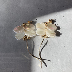 白い重ね花びらとゴールド　ピアス　　　　　イヤリングへ変更OK