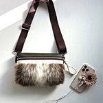 冬のお出掛けに【秋冬ファーのミニショルダーバッグ】バイカラー クロスボディバッグ（カーキ）エコレザーバッグ レディースバッグ ファーバッグ