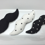 モノトーンひげブローチ