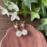 【再販】金のうさぎと水晶のピアス　[うさぎ　ゴールド　水晶　クラックビーズ]