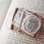 ディル　ホワイト　刺繍×レザーコラージュブローチ