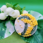 手刺繍ブローチ・ヘアゴム  ミモザ 《私のミモザ》くるみボタン          