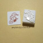 みつあみおんなのこ ゴミの日だよ：消しゴムはんこ。