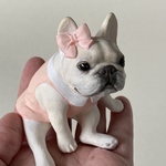 フレンチブルドッグ　クリーム　お座り　リボン　置物　インテリア雑貨　【ペットのようにいつもそばにいてくれるフレブルのフィギュア】