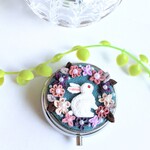 夢見るうさぎちゃんのピルケース。つまみ細工。