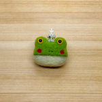 童話の世界の羊毛フェルトブローチ。カエルの王子様🐸