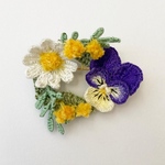 ビオラの立体刺繍のリースブローチ
