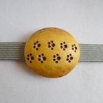 アンティーク風足跡模様の帯留め