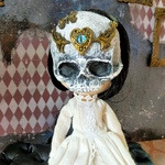 ドクロの仮面　金宝石飾り