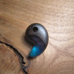 勾玉　ウッドレジン　表裏一体　海属性（ターコイズブルー）桜火