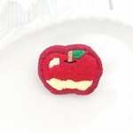 りんごの刺繍ブローチ