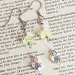 再販)揺れる༅チェコ･ウランガラスとSWAROVSKI･クリスタルオーロラのピアス／SWAROVSKI社製クリスタルガラス