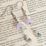 揺れる༅チェコ･アレキサンドライト(蓄光)とSWAROVSKI･クリスタルオーロラのピアス／SWAROVSKI社製クリスタルガラス