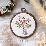【うさぎの刺繡フレーム白】お誕生日プレゼントやプチギフトにおすすめ♡　オイルパステルで描いた手作りのカード付き。インテリアに刺繍の彩りを。