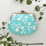 ふんわりお花の刺繍がま口（ターコイズブルー）