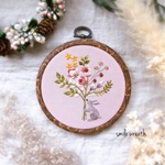 【うさぎの刺繡フレームピンク】お誕生日プレゼントやプチギフトにおすすめ♡　オイルパステルで描いた手作りのカード付き。インテリアに刺繍の彩りを。