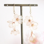 揺れる桜と花びらのピアス（イヤリング）