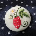 イチゴの刺繍ブローチ
