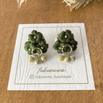 かぎ針編み　小花グリーンモリーのピアス／イヤリング