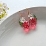 *摘みたていちごとお花のピアス*  お花 いちご 果物