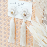【 フチドリオハナ × タッセル 】白 × 白( 8番刺繍糸使用 ) / 刺繍ピアス( イヤリング )