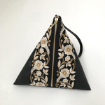 テトラバッグ　フェイクレザー×刺繍リボン（ハンドバッグ　刺繍バッグ　おでかけバッグ　三角バッグ）