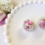 ふんわり淡いピンクのflowerdomeearring