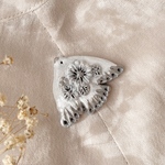 花を運ぶ鳥のブローチ　シルバー　ハンドメイド　プレゼントにも♡