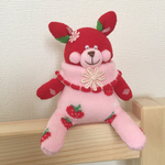 靴下ぬいぐるみ おみみ短めレッドウサギちゃん(いちご柄)