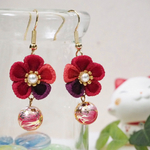 唐草ビーズ揺れるつまみ細工ピアス　～茜色～