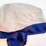 ネイビーブルー色のリボン付き・ライトグレー色の裏毛ニット生地の帽子／医療用帽子