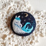 刺繍のくるみボタンブローチ　白い馬