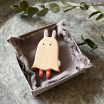 ウサおばけちゃんの木のBooローチ(ブローチ)・gray＆pink × yellow