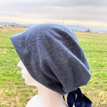 ネイビーブルー色のリボン付き・裏毛ニット生地デニム風の帽子／医療用帽子