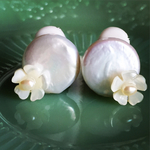 コイン淡水パールとマザーオブパールお花のイヤリング