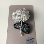 スノーボールのお花刺繍ブローチ（着画あり）