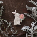 ピンクマムの香りを楽しむうさぎさんの手刺繍ブローチ　2017～2023