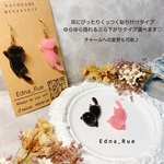 いちごチョコ🍓とミルクチョコ🍫のアシンメトリー猫ピアス🐈(イヤリング・ノンホール樹脂・マスクチャーム変更可)　金属アレルギーピアス対応　送料無料　パーツ変更無料 飛びつき猫 レジン