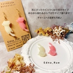ホワイトチョコ🥛といちごチョコ🍓のアシンメトリー猫ピアス🍫(イヤリング・ノンホール樹脂・マスクチャーム変更可)　金属アレルギーピアス対応　送料無料　パーツ変更無料 飛びつき猫 レジン