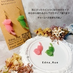 いちごチョコ🍓と抹茶チョコ🍵のアシンメトリー猫ピアス🍫(イヤリング・ノンホール樹脂・マスクチャーム変更可)　金属アレルギーピアス対応　送料無料　パーツ変更無料 飛びつき猫 レジン