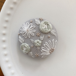 刺繍くるみボタン（ヘアゴム/ブローチ）