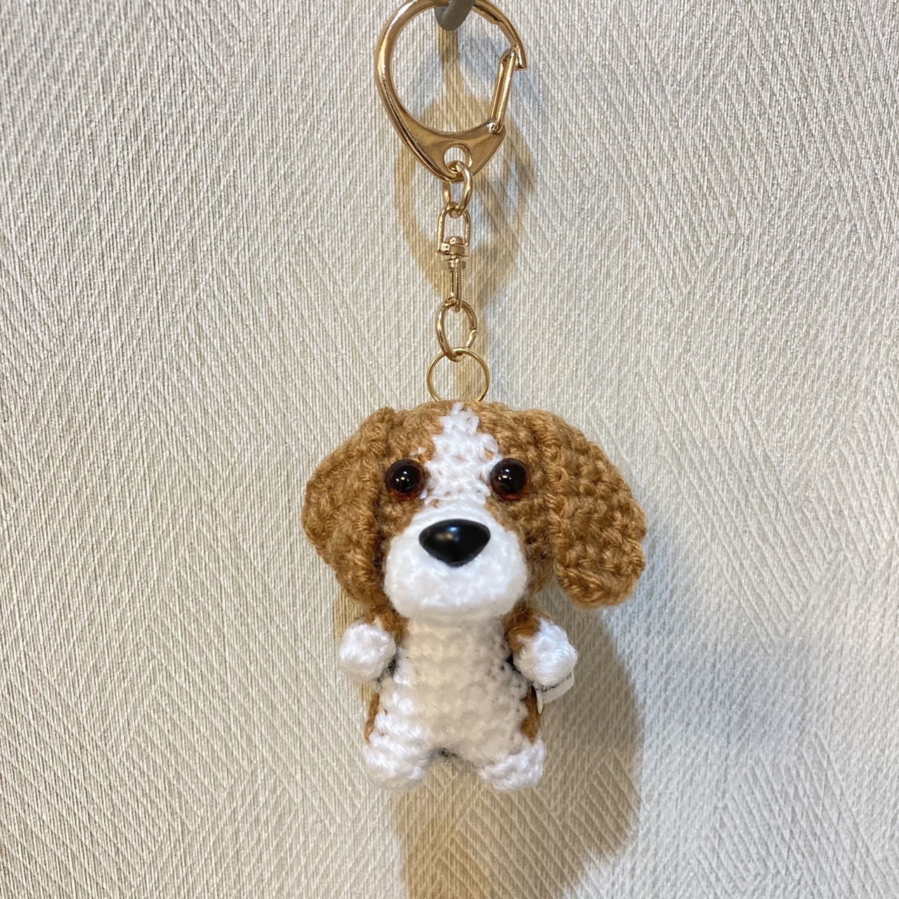 編みぐるみ犬キーホルダー:トイプードル(グレー／シルバー） - 花蓮