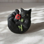 黒猫ブローチ「抱っこの抱っこ～濃ピンク花」