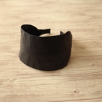 シンプルな幅広カチューシャ・端ステッチ（フェイクレザー・ブラック)