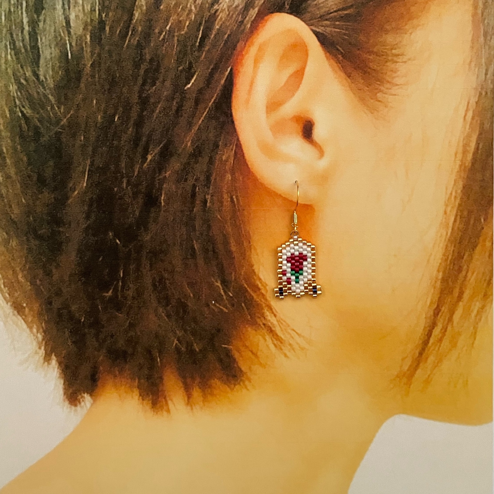 再販】デリカビーズピアス/イヤリング バラ(白) - Beads & Braid 