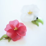赤い山茶花のヘアクリップ（さざんか）