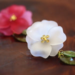 白い山茶花のヘアクリップ（さざんか）