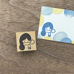 【寒い日の女の子】イラストはんこ　2cm角　ラバースタンプ