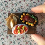 ミニチュア　ローストビーフとカプレーゼ